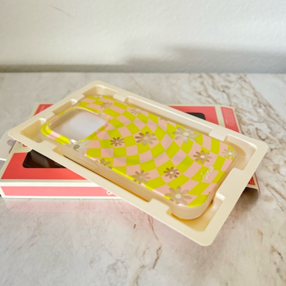 Sonix iPhone 15 Pro Case: Checkmate Daisy - Picture 3 of 8